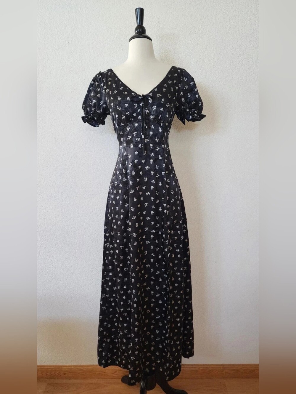 Black Floral Puff-Sleeve Maxi Dress